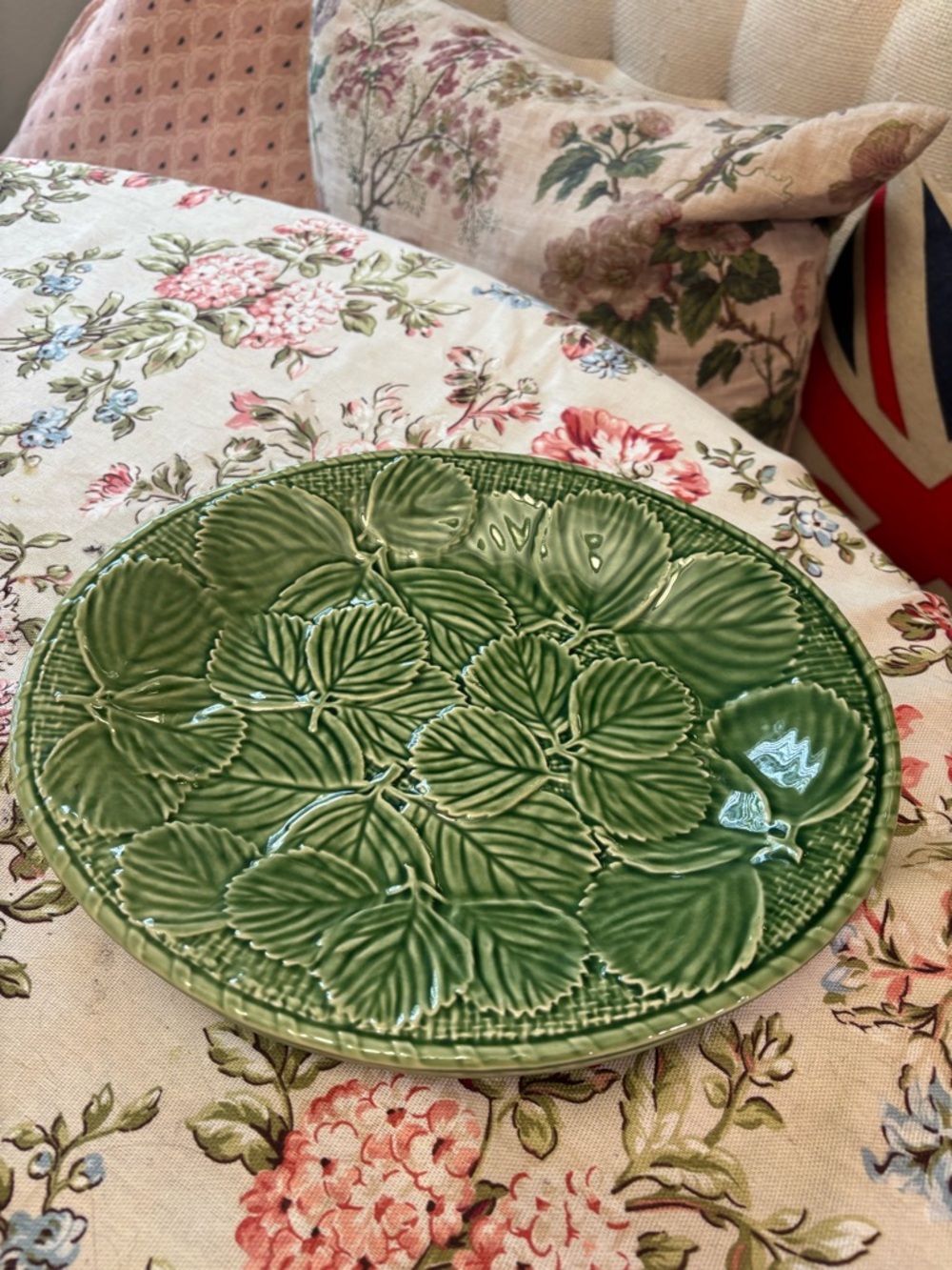 Green Majolica oval strawberry dinner Plates set of 2